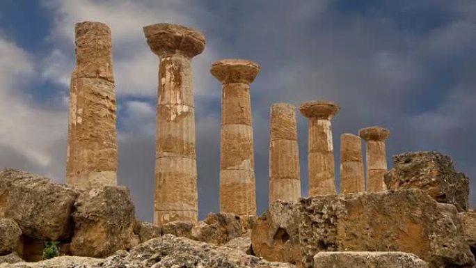 古希腊赫拉克尔斯神庙的遗迹 (公元前v-vi世纪)，西西里岛阿格里真托神庙谷。该地区被列入联合国教科