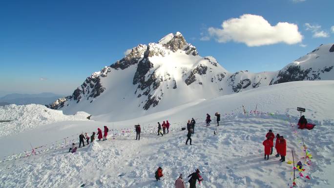 航拍玉龙雪山蓝天白云雪山与游客