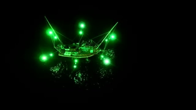 泰国传统捕鱼夜船在海中