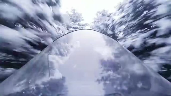 快速雪地摩托驾驶员和挡风玻璃反射