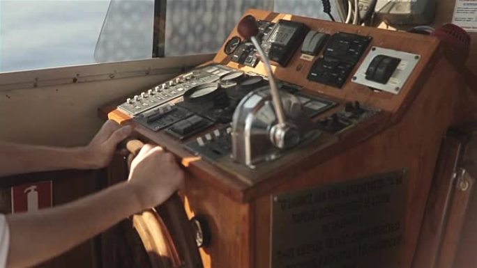 船长手放在船的轮子上