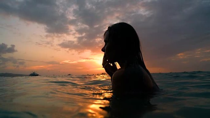 水下水下夕阳中湿头发和嘴唇的性感女孩