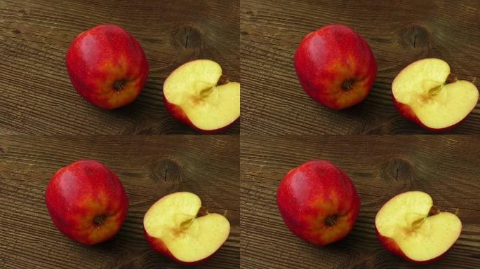 深色旧木桌上的两个成熟苹果，乡村风格