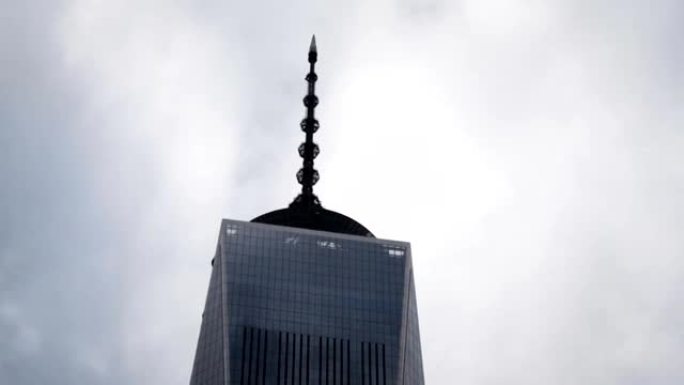 纽约市的世界贸易中心在阴天进行平移