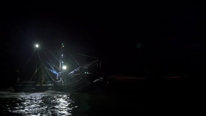 黎明时分用网捕鱼的虾拖网渔船