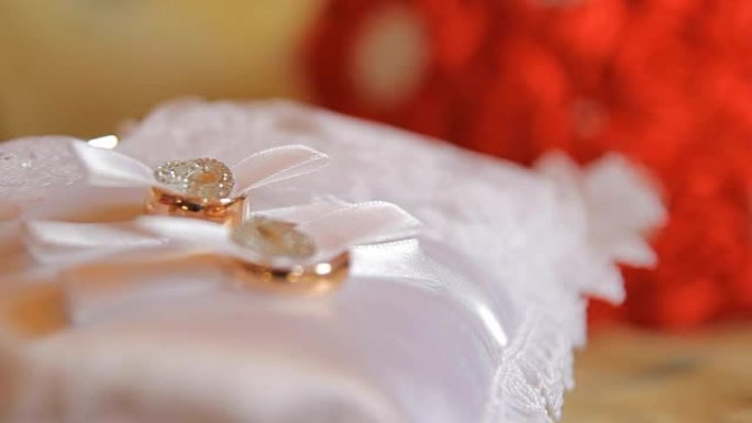 结婚戒指和一束新娘