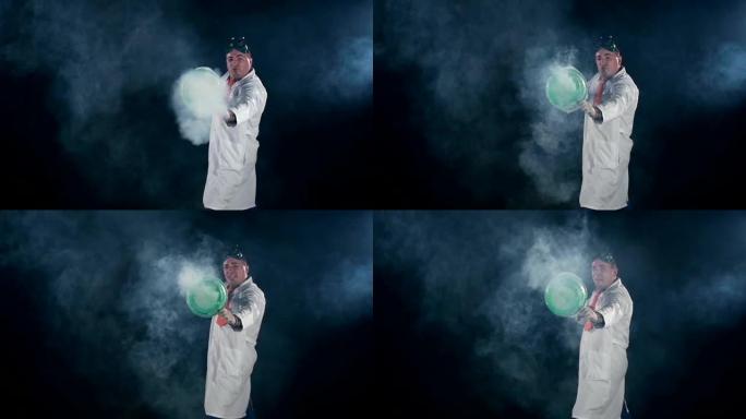 穿着制服的男子化学家用空气烟雾气泡制作有趣的把戏，黑色背景上的子弹，慢动作