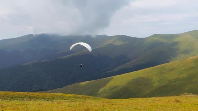 滑翔伞在山上高高飞翔