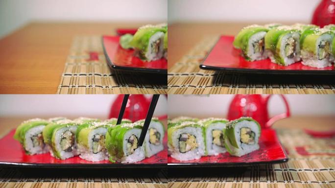 拿绿色寿司用筷子多莉拍慢动作