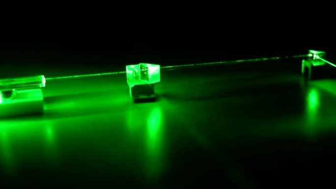 连续波绿色激光通过光学组件传播。