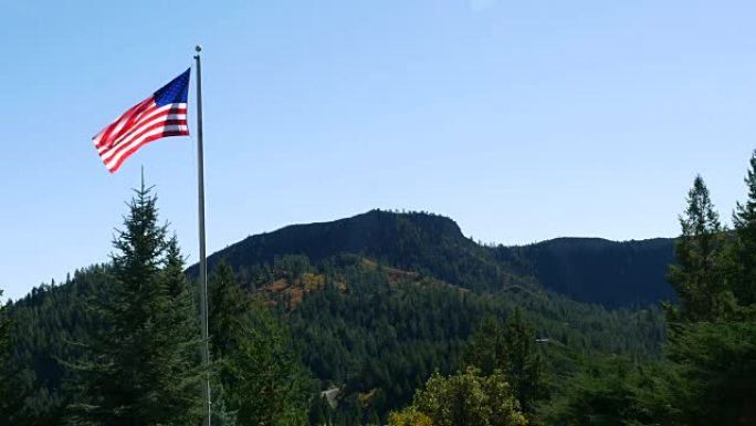 美国国旗在山上高高飘扬