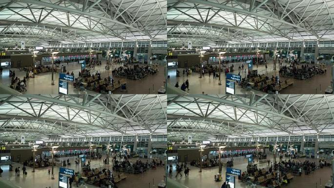 机场的时光倒流，看到人们在等待航班