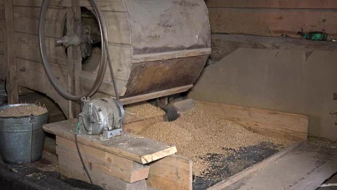 复古自动手工机器在谷仓中筛选谷物。特写