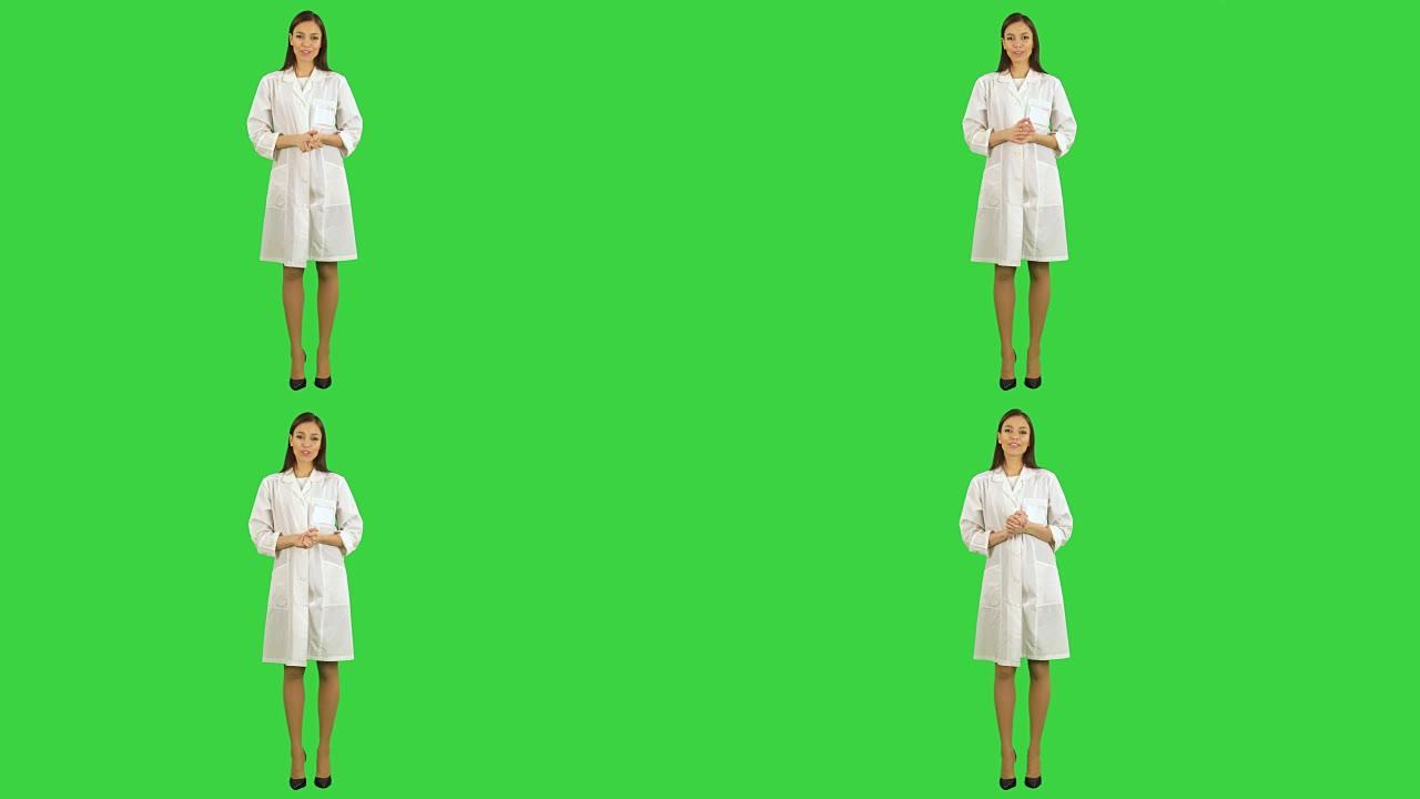 穿着实验室大褂微笑的漂亮女人在绿屏上对着摄像头说话，色度之钥