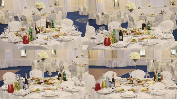 装饰精美的婚礼餐桌上摆满了美味的食物