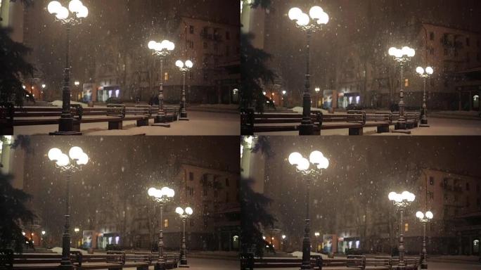夜晚雪地里的路灯