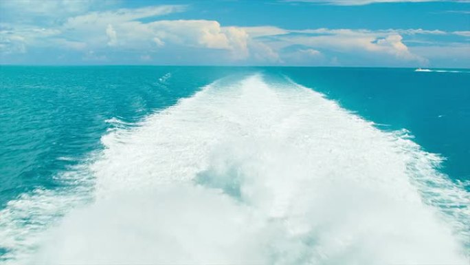热带水域中一艘快船的白色尾迹