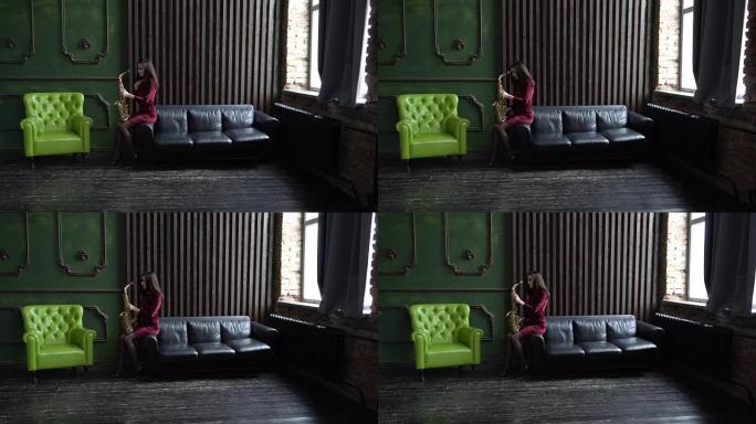 黑色皮革沙发上穿着萨克斯管的女孩，在窗户附近的复古房间里