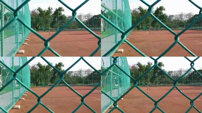 网球场周围的网状围栏。