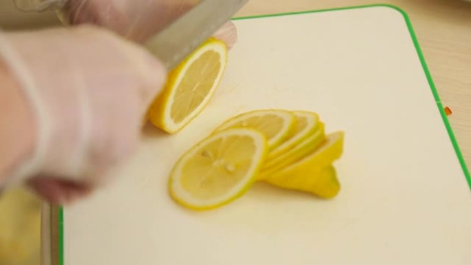 人类切割柠檬的特写