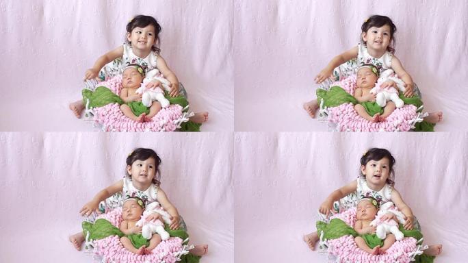 小女孩看着她的小妹妹