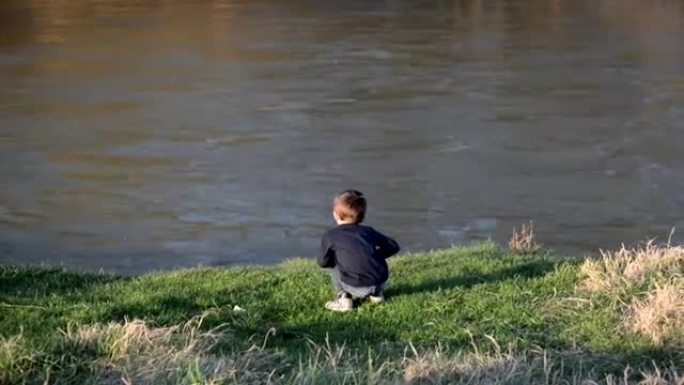 河边的小男孩