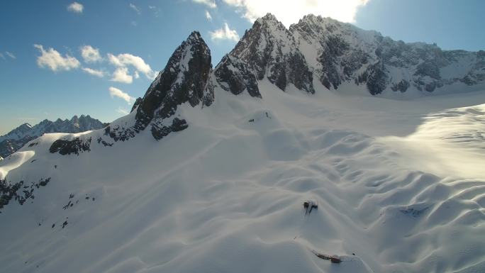 航拍玉龙雪山阳光下的积雪、雄伟的雪山