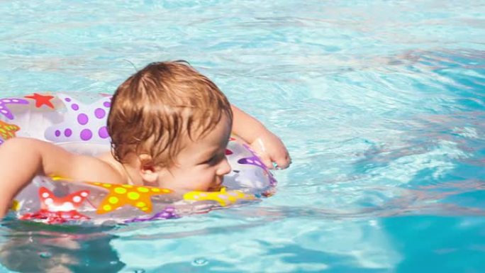 孩子学会使用塑料水环游泳