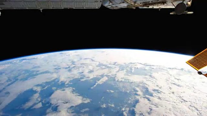 从太空中的国际空间站看地球