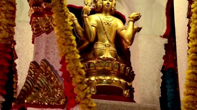 泰国芭堤雅街头的金色神像