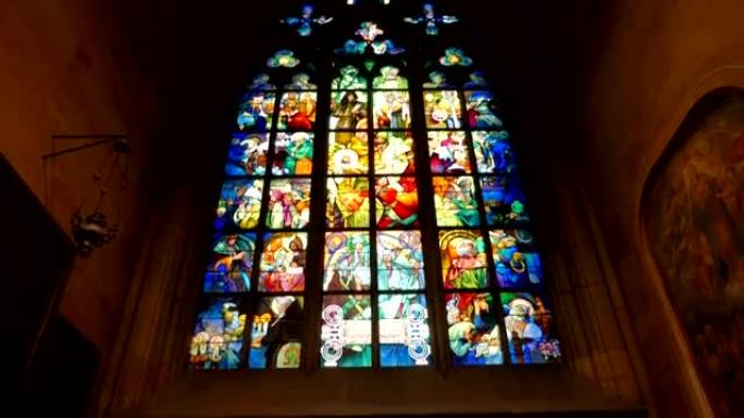 捷克布拉格圣维特大教堂的彩色玻璃窗细节