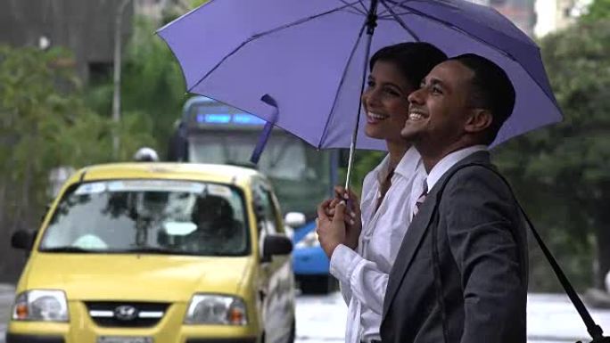 男人和女人在雨中快乐