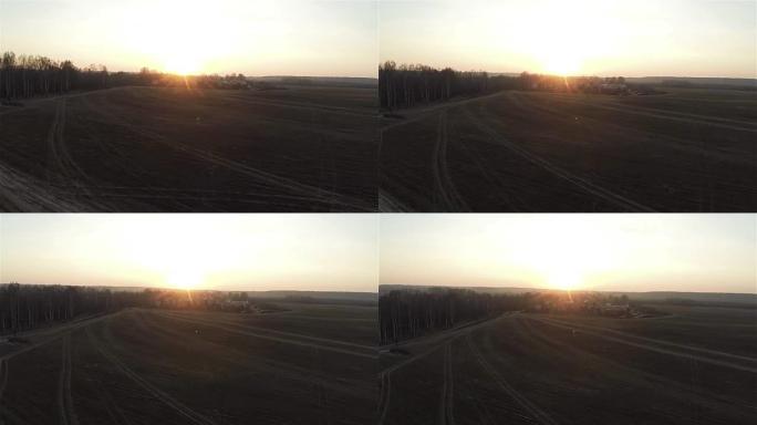 俄罗斯别墅秋季日落时野外道路的鸟瞰图