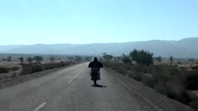 非洲骑摩托车的人