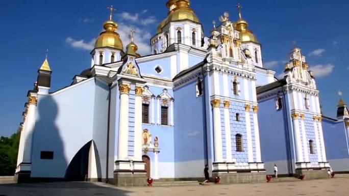 乌克兰基辅米哈伊洛夫斯卡亚广场上的米哈伊洛夫斯基金色圆顶修道院