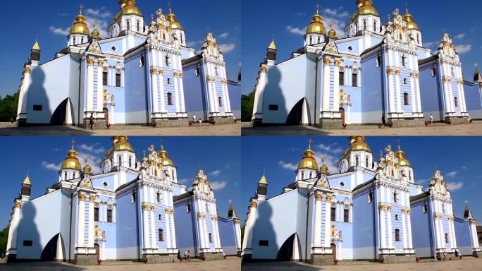 乌克兰基辅米哈伊洛夫斯卡亚广场上的米哈伊洛夫斯基金色圆顶修道院