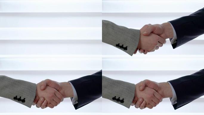 两个同事之间牢固握手的特写图像
