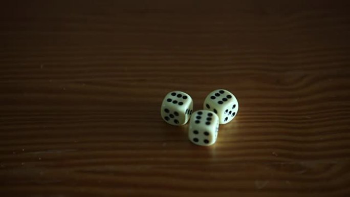 特写手掷骰子和得到总是三个相同的数字