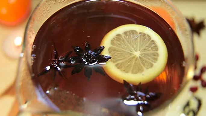 玻璃水壶中的红茶