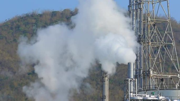 工业排气管产生的雾状烟雾