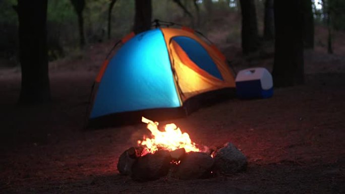 森林中的帐篷和篝火