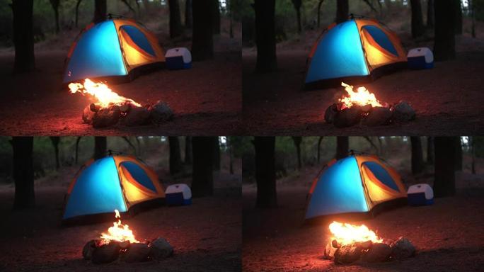 森林中的帐篷和篝火