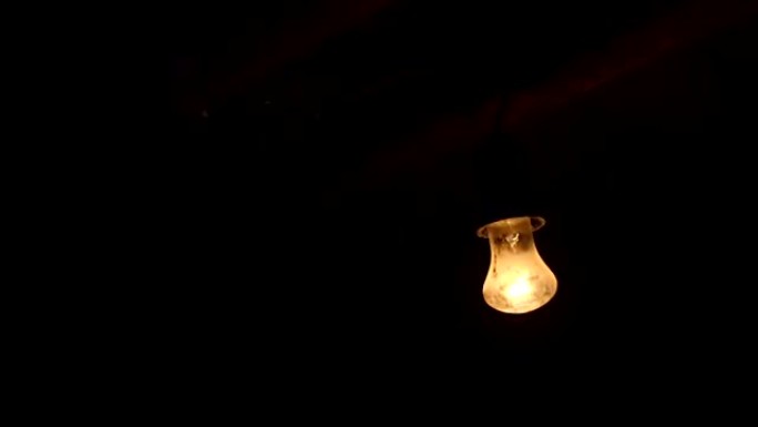 闪烁的灯泡在房子的旧地下室里