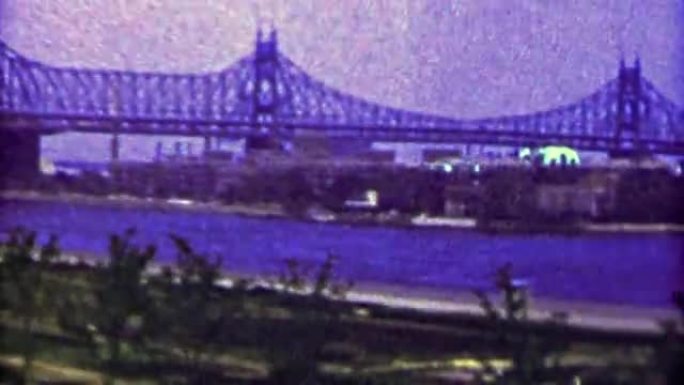 1965: 旧维拉扎诺窄桥钢桥河穿越。