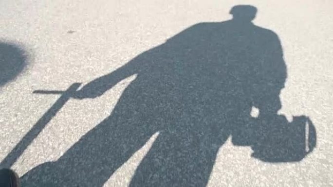 摄影师在太阳的高温下的阴影