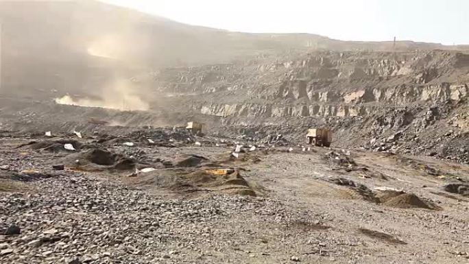 带爆破孔的平台，露天矿的爆破，铁矿采石场的工作全景