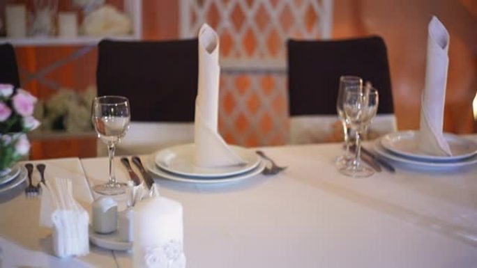 餐厅为婚礼晚餐提供餐桌
