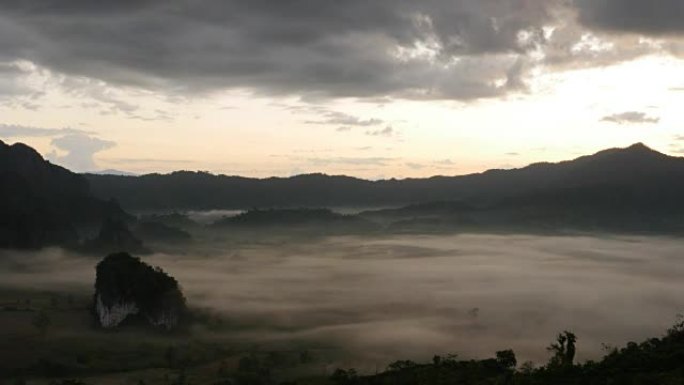 在泰国Phu Lang Ka的晨雾中，阳光的延时