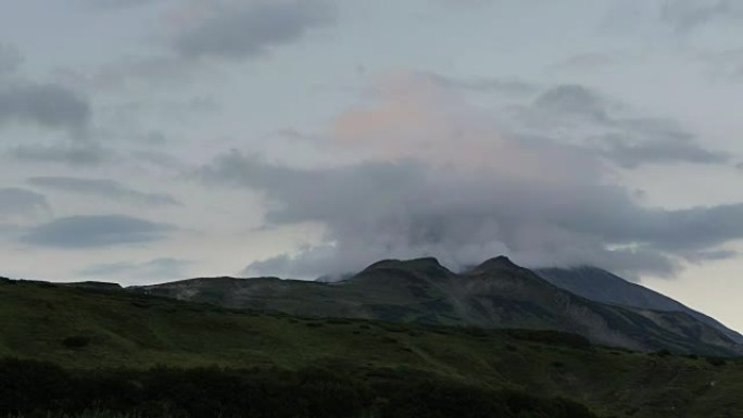 Vilyuchinsky火山周围的云层运动