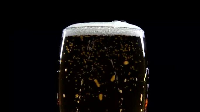 啤酒泡沫在边缘倾倒的特写镜头